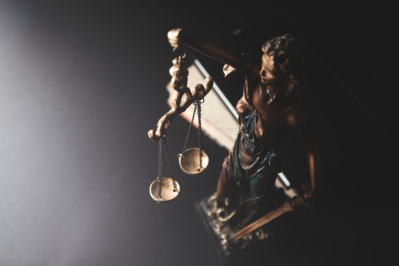 Estatua de la justicia sosteniendo una balanza